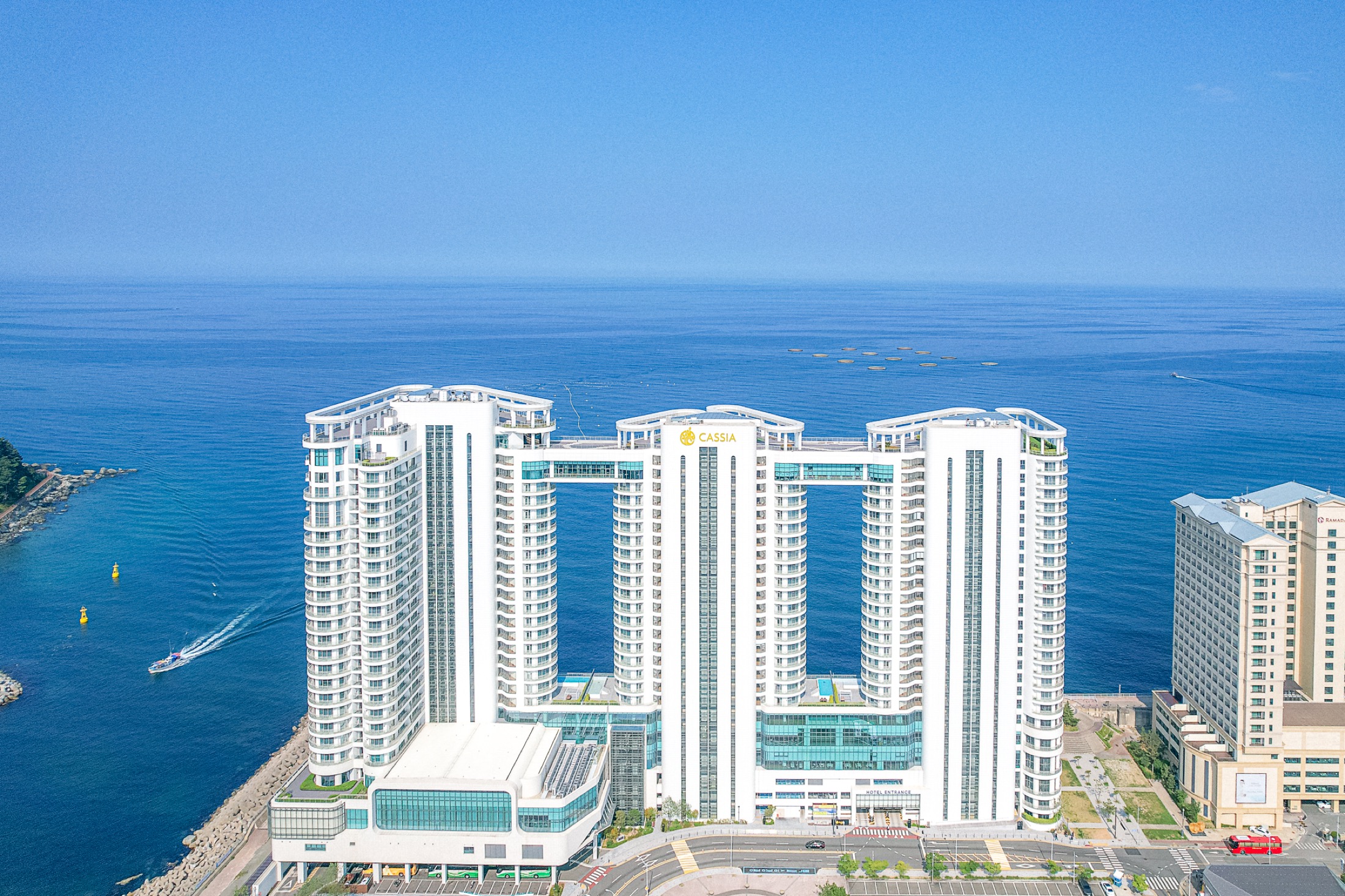 동해와 나란히 선 카시아 속초 전경